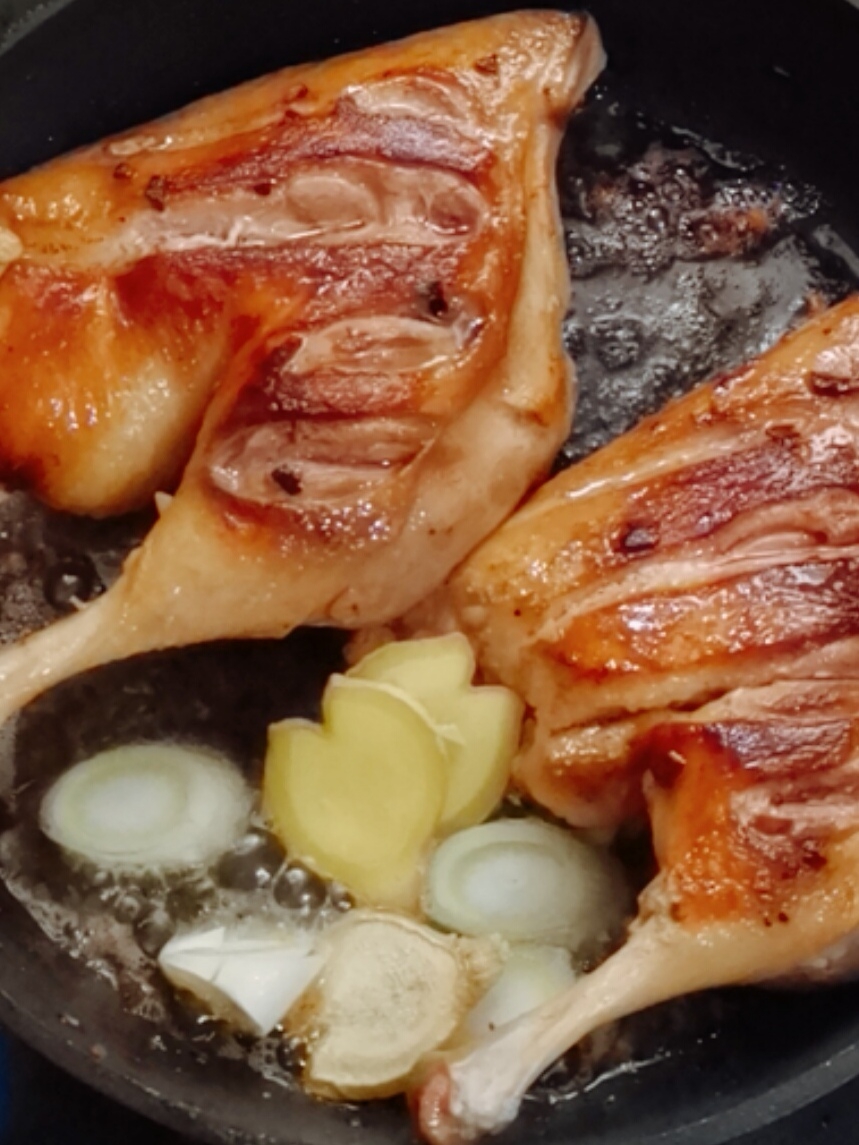 鮑魚燜鴨腿的做法-咸鮮味燜菜譜