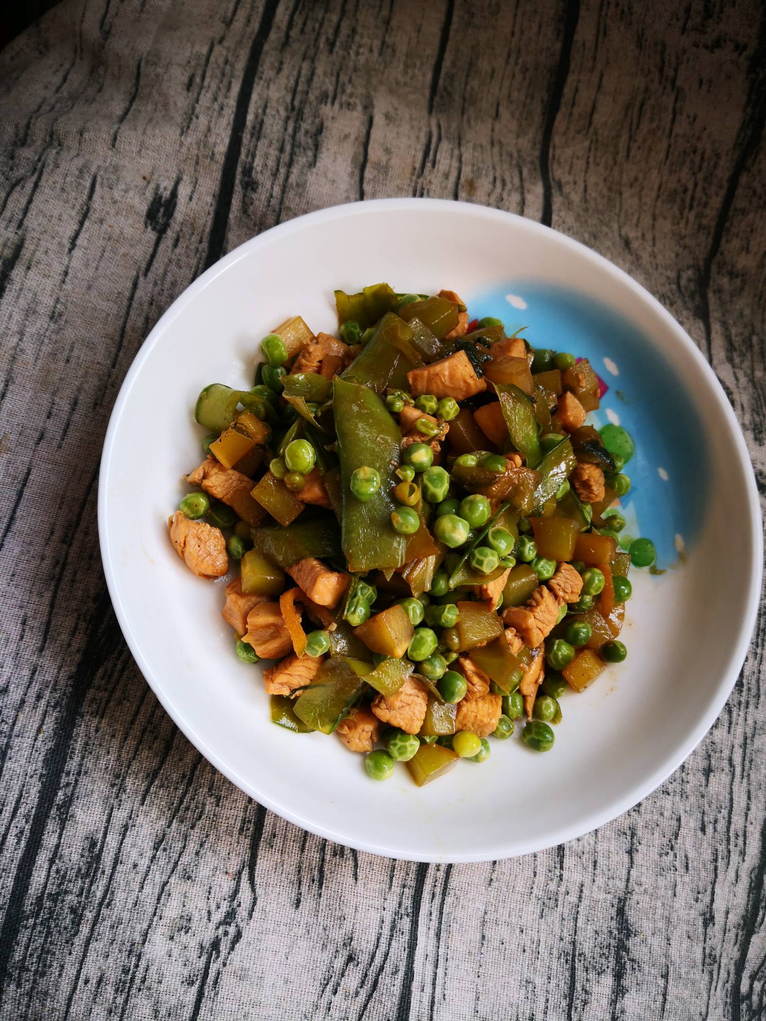 雞丁炒青筍豌豆的做法-家常味炒菜譜-易網(wǎng)健康養(yǎng)生網(wǎng) 雞丁炒青筍豌豆的做法-家常味炒菜譜