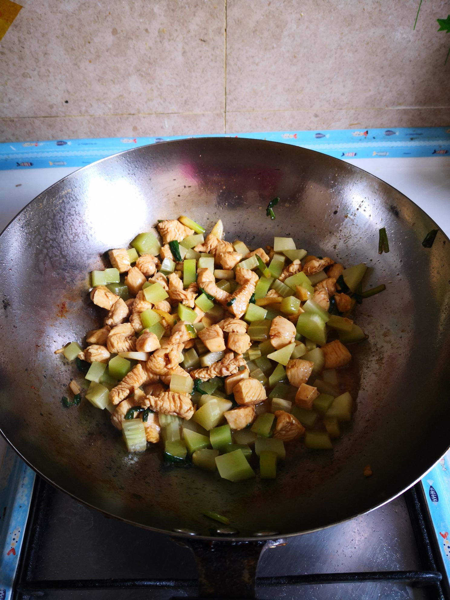 雞丁炒青筍豌豆的做法-家常味炒菜譜
