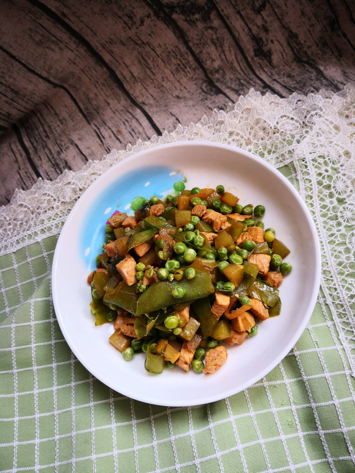雞丁炒青筍豌豆的做法-家常味炒菜譜-易網(wǎng)健康養(yǎng)生網(wǎng) 雞丁炒青筍豌豆的做法-家常味炒菜譜