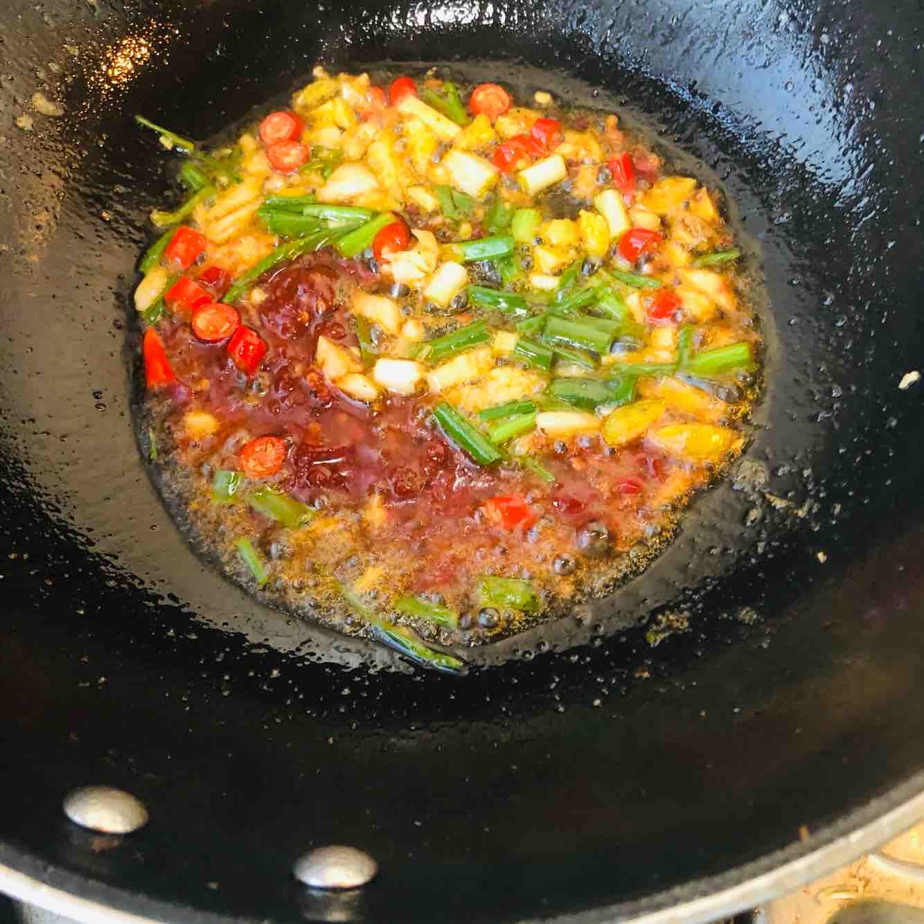 紅燒鳊魚(yú)的做法-香辣味燒菜譜