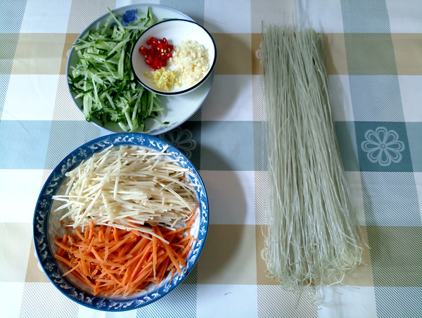 雜拌粉條的做法-香辣味拌菜譜-易網(wǎng)<a href=http://m.aoa7937.com/ target=_blank class=infotextkey>健康養(yǎng)生</a>網(wǎng) 雜拌粉條的做法-香辣味拌菜譜