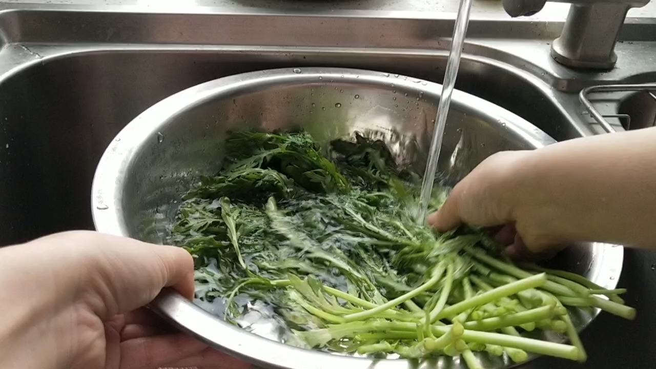 醬味茼蒿(偏甜口)的做法-家常味炒菜譜-易網<a href=http://m.aoa7937.com/ target=_blank class=infotextkey>健康養生</a>網 醬味茼蒿(偏甜口)的做法-家常味炒菜譜