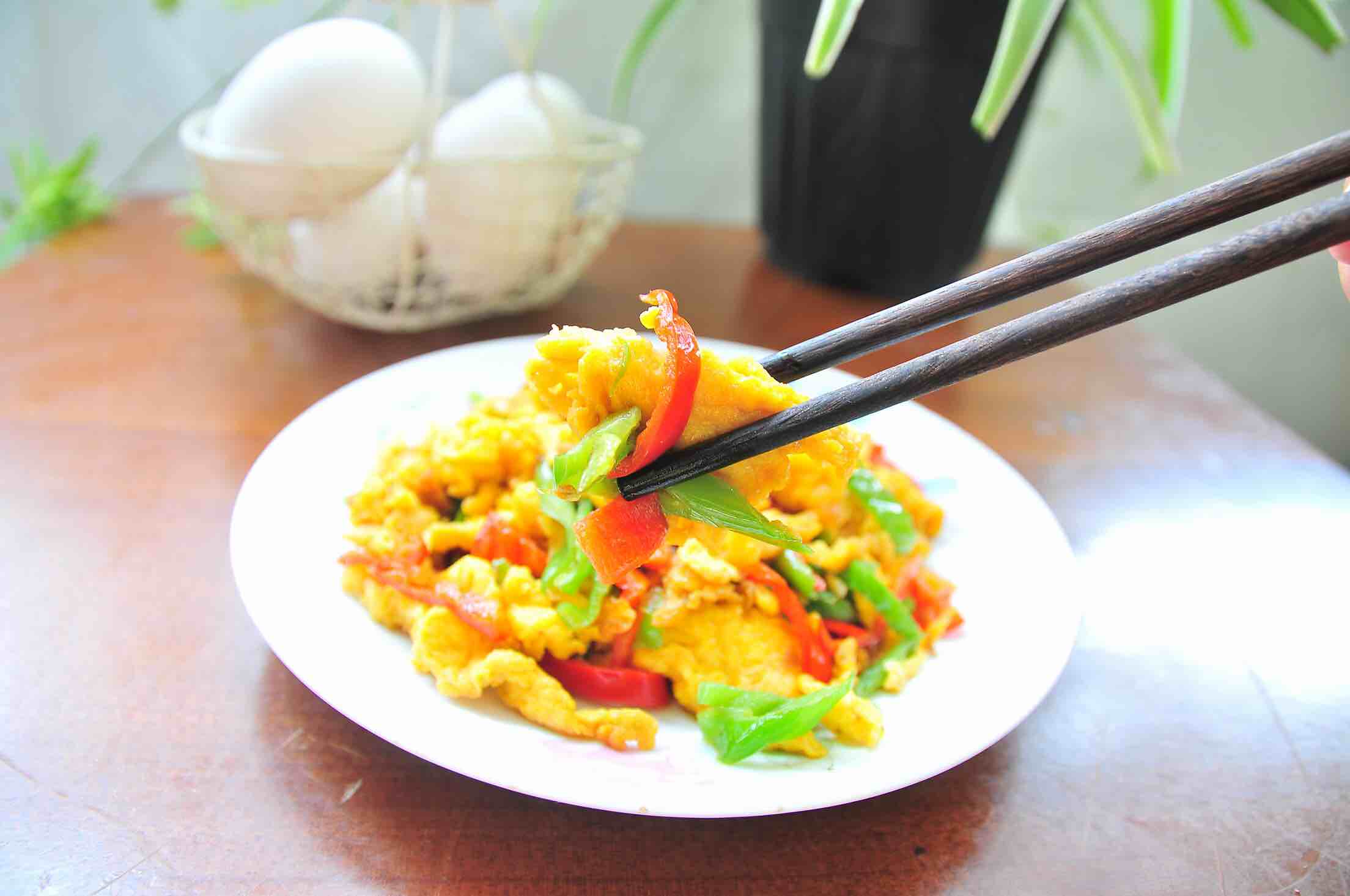 雙椒鵝蛋的做法-家常味炒菜譜-易網(wǎng)健康養(yǎng)生網(wǎng) 雙椒鵝蛋的做法-家常味炒菜譜