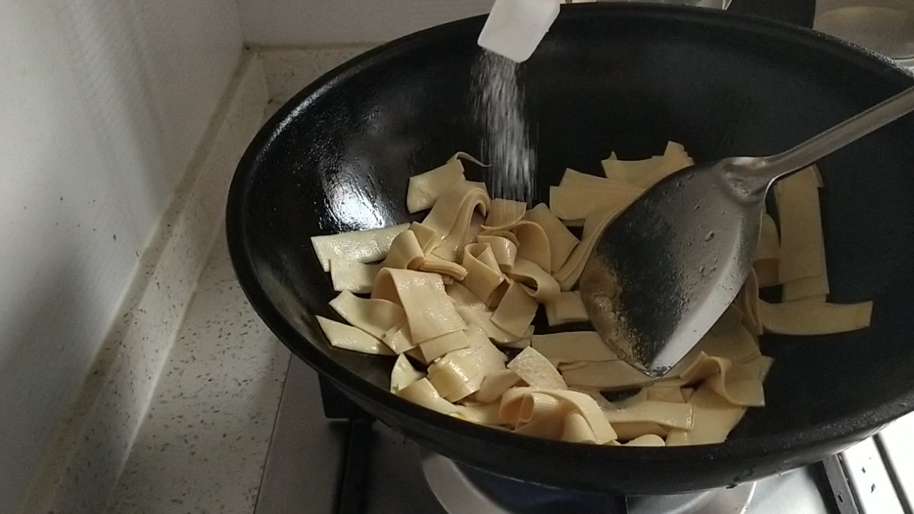 尖椒干豆腐的做法-咸鮮味炒菜譜-易網健康養生網 尖椒干豆腐的做法-咸鮮味炒菜譜