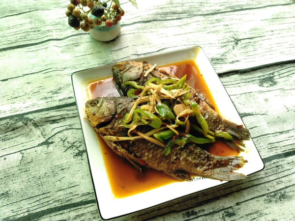 仔姜青椒鯽魚的做法-香辣味燒菜譜-易網健康養生網 仔姜青椒鯽魚的做法-香辣味燒菜譜