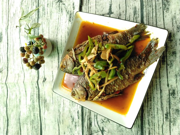 仔姜青椒鯽魚的做法-香辣味燒菜譜-易網健康養生網 仔姜青椒鯽魚的做法-香辣味燒菜譜