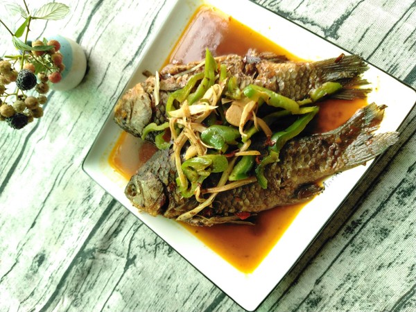 仔姜青椒鯽魚的做法-香辣味燒菜譜-易網健康養生網 仔姜青椒鯽魚的做法-香辣味燒菜譜