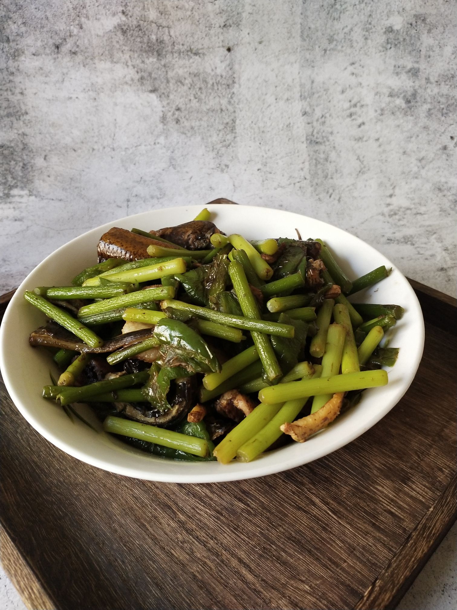 蒜薹燒鱔魚的做法-家常味燒菜譜-易網(wǎng)健康養(yǎng)生網(wǎng) 蒜薹燒鱔魚的做法-家常味燒菜譜