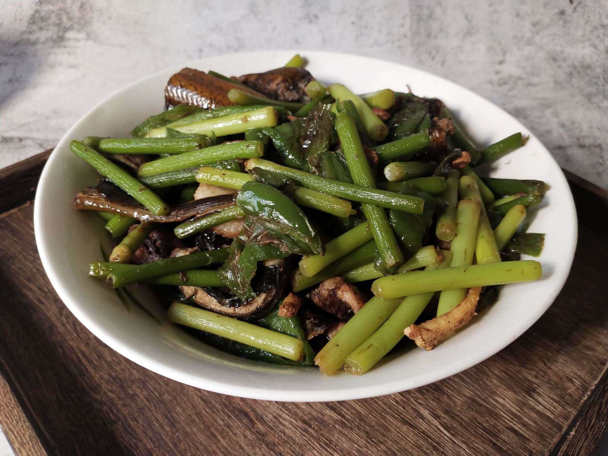 蒜薹燒鱔魚的做法-家常味燒菜譜-易網(wǎng)健康養(yǎng)生網(wǎng) 蒜薹燒鱔魚的做法-家常味燒菜譜