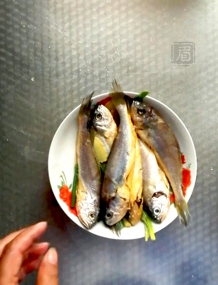 面拖小黃魚的做法-咸鮮味炸菜譜-易網(wǎng)<a href=http://m.aoa7937.com/ target=_blank class=infotextkey>健康養(yǎng)生</a>網(wǎng) 面拖小黃魚的做法-咸鮮味炸菜譜
