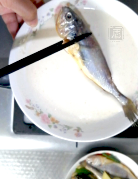 面拖小黃魚的做法-咸鮮味炸菜譜-易網(wǎng)健康養(yǎng)生網(wǎng) 面拖小黃魚的做法-咸鮮味炸菜譜