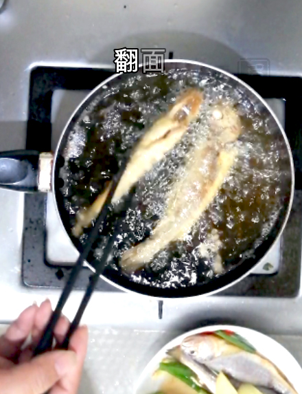 面拖小黃魚的做法-咸鮮味炸菜譜-易網(wǎng)健康養(yǎng)生網(wǎng) 面拖小黃魚的做法-咸鮮味炸菜譜
