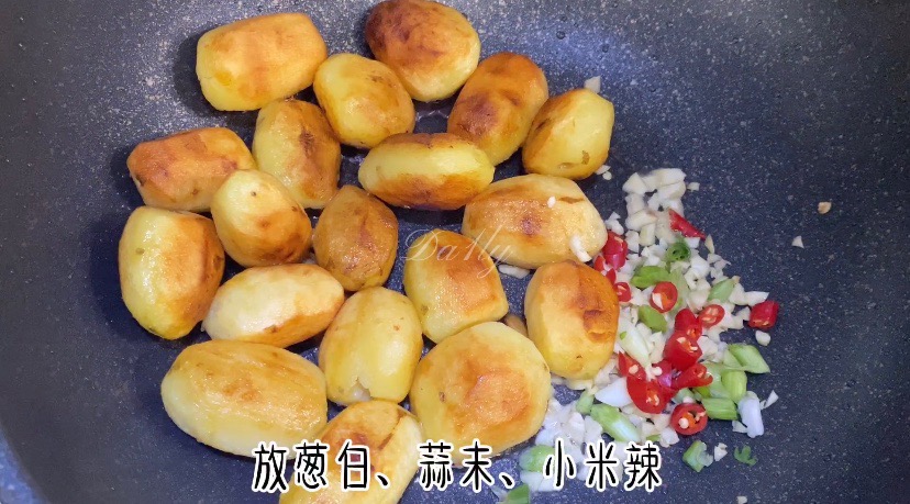 外脆里糯，秒殺路邊攤的香煎小土豆的做法-其它口味煎菜譜