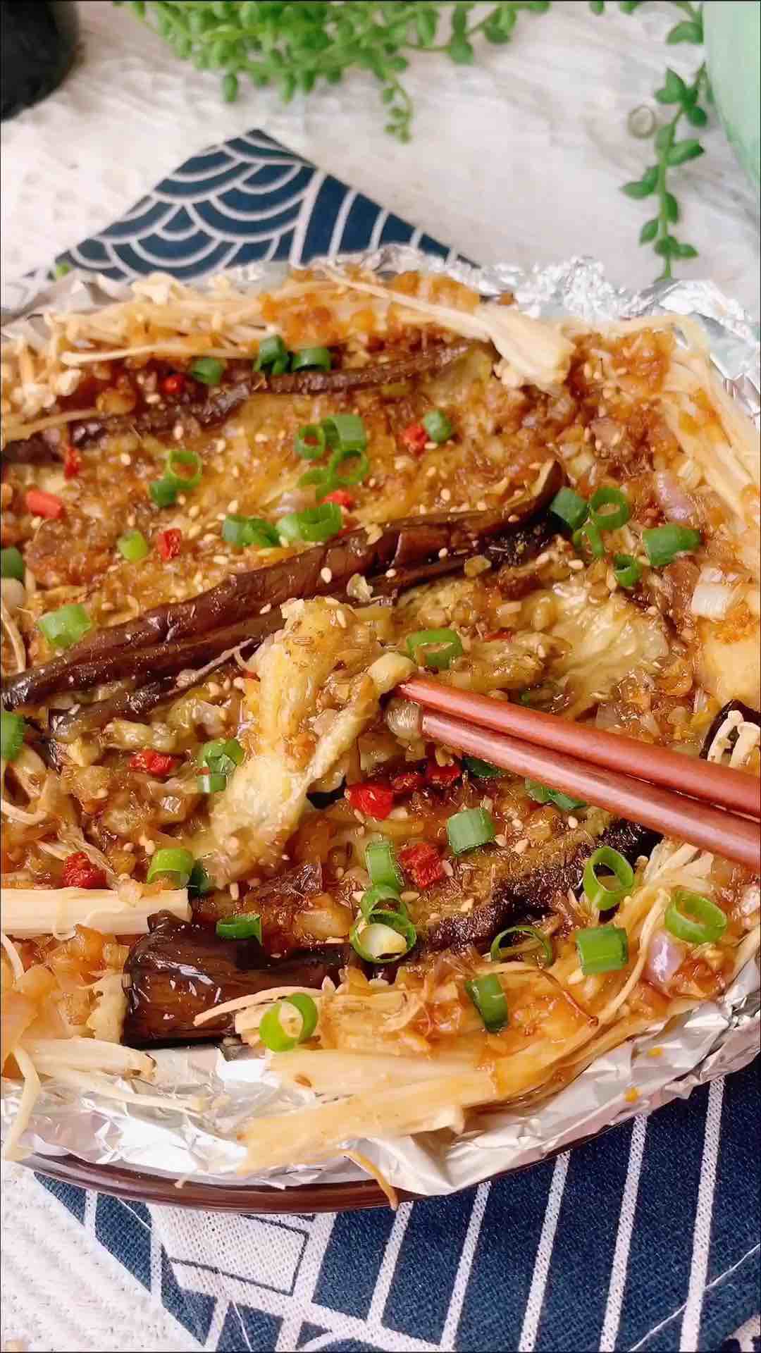 秒殺燒烤攤的蒜蓉孜然烤茄子的做法-香辣味烤菜譜-易網健康養生網 秒殺燒烤攤的蒜蓉孜然烤茄子的做法-香辣味烤菜譜