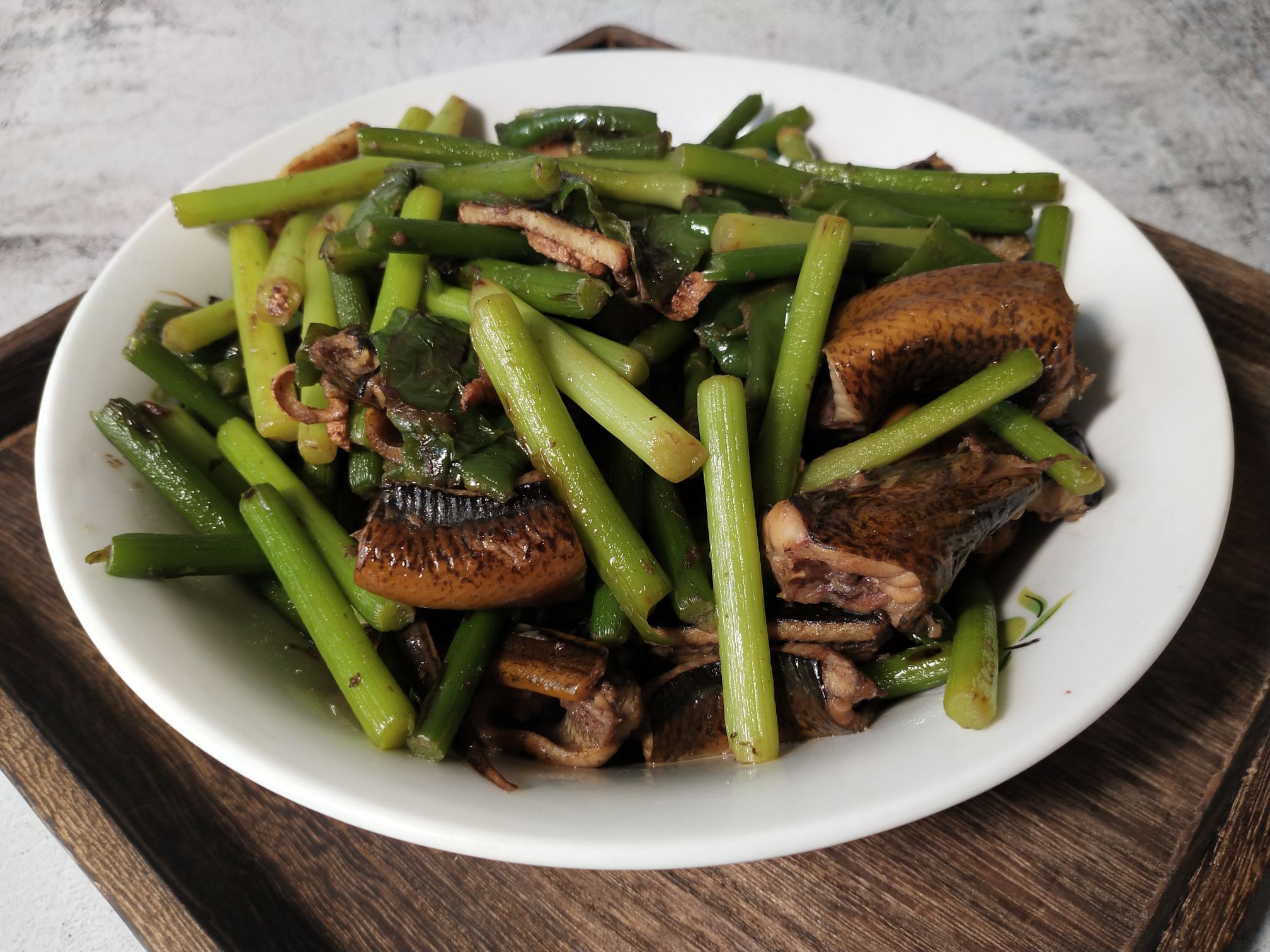 蒜薹燒鱔魚的做法-家常味燒菜譜-易網(wǎng)健康養(yǎng)生網(wǎng) 蒜薹燒鱔魚的做法-家常味燒菜譜