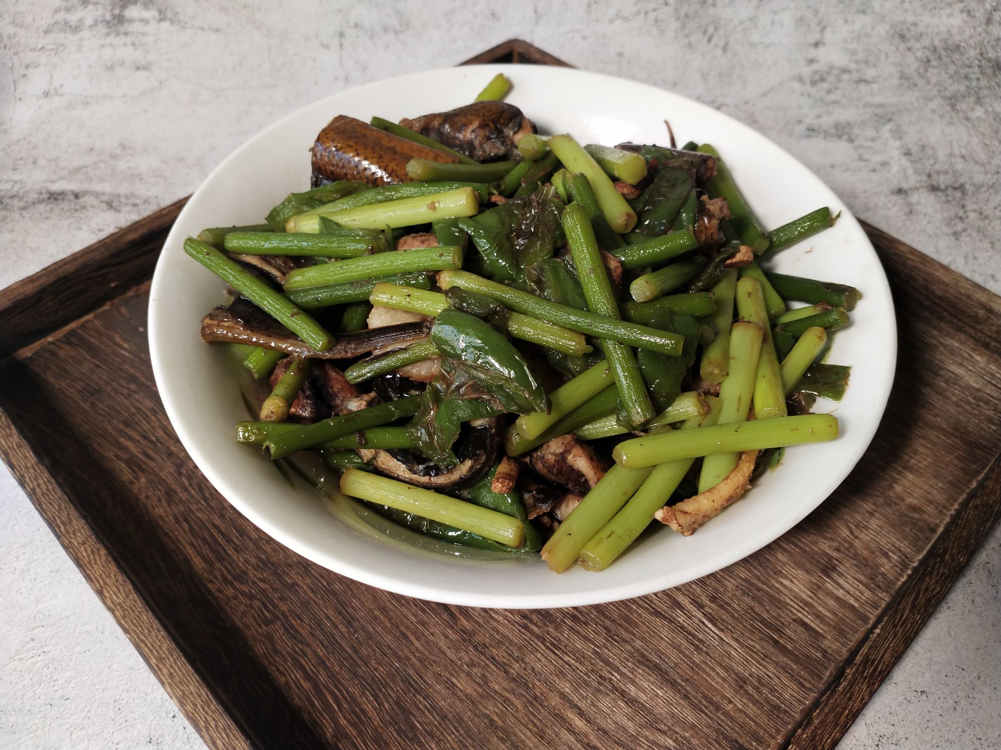 蒜薹燒鱔魚的做法-家常味燒菜譜-易網(wǎng)健康養(yǎng)生網(wǎng) 蒜薹燒鱔魚的做法-家常味燒菜譜