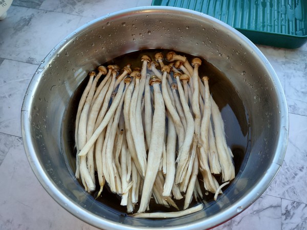 麻辣烤蟹味菇的做法-香辣味烤菜譜-易網<a href=http://m.aoa7937.com/ target=_blank class=infotextkey>健康養生</a>網 麻辣烤蟹味菇的做法-香辣味烤菜譜