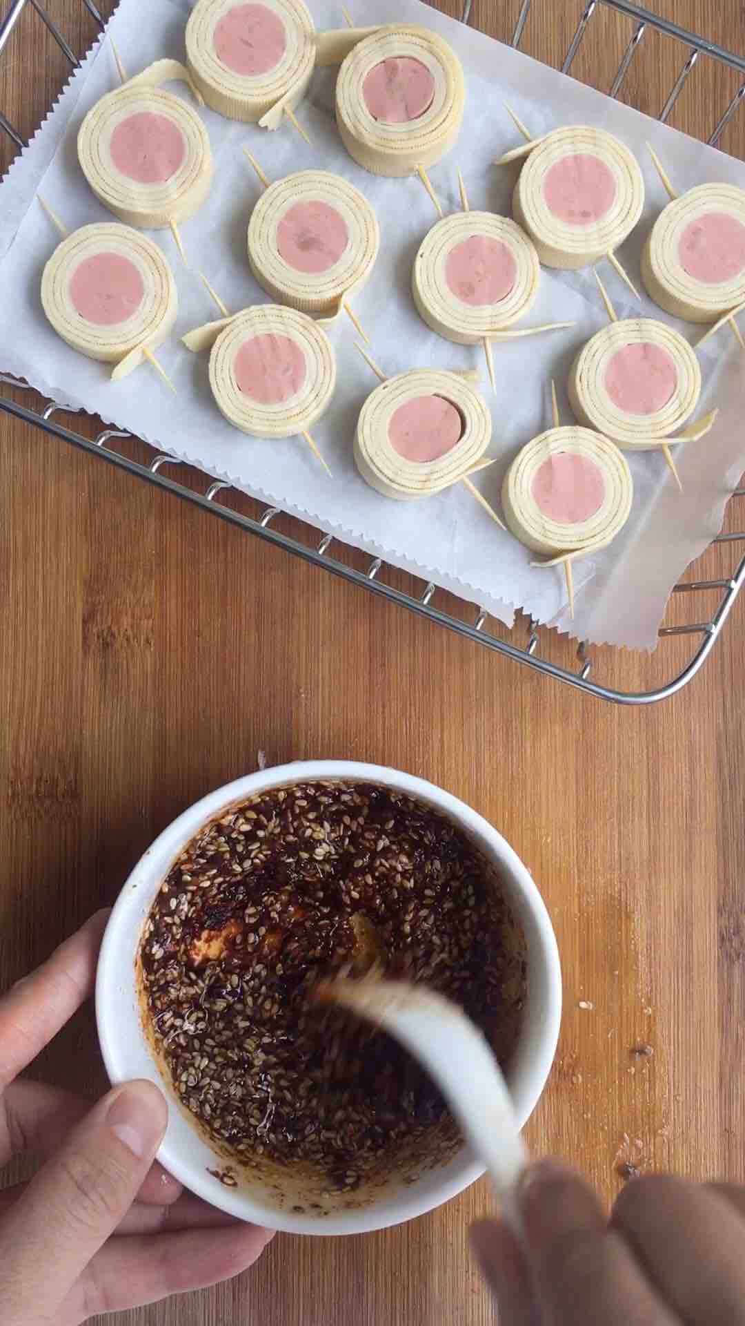 豆皮香腸卷的做法-香辣味烘焙菜譜