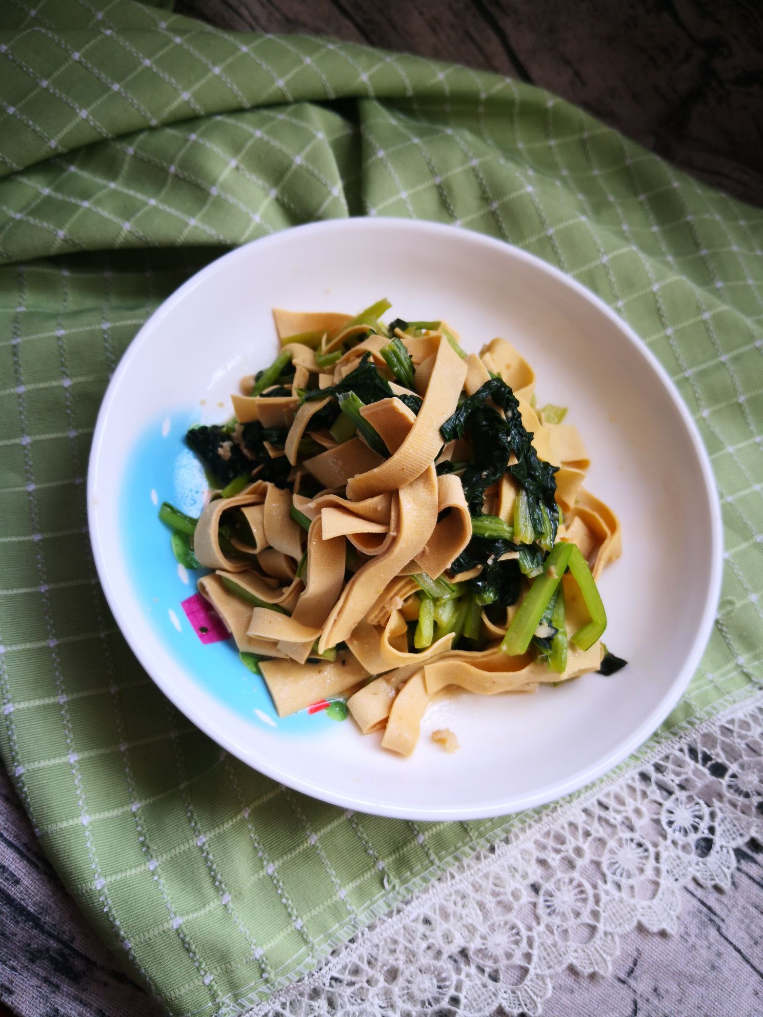 烏塌菜炒豆皮的做法-家常味炒菜譜-易網(wǎng)健康養(yǎng)生網(wǎng) 烏塌菜炒豆皮的做法-家常味炒菜譜