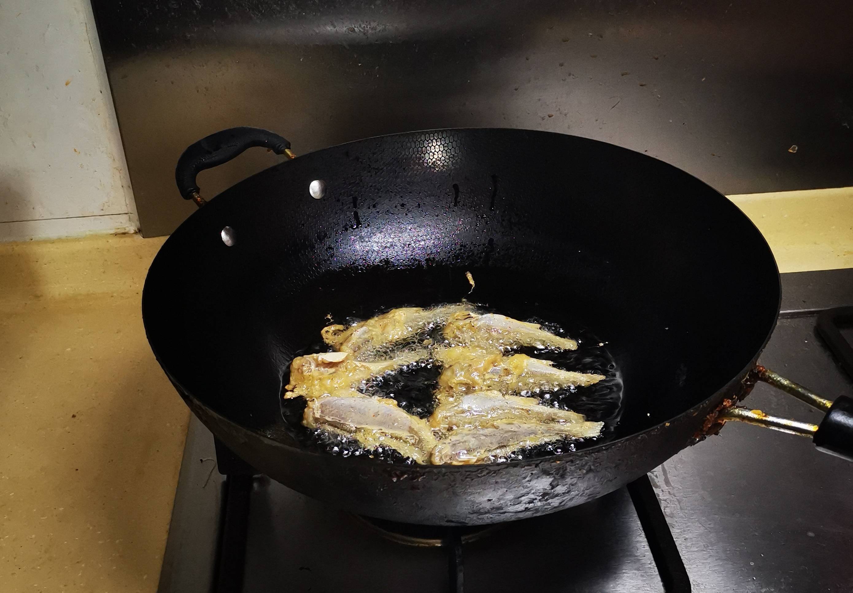 油炸小黃魚的做法-咸鮮味炸菜譜
