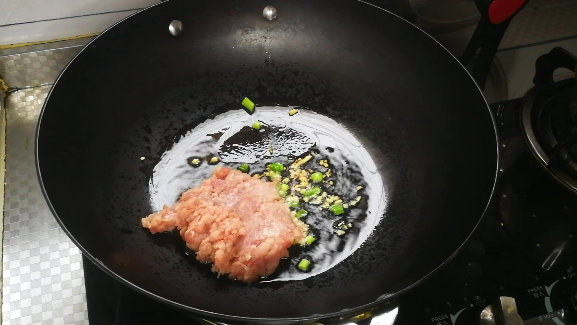 肉末燒鵪鶉蛋的做法-家常味炒菜譜