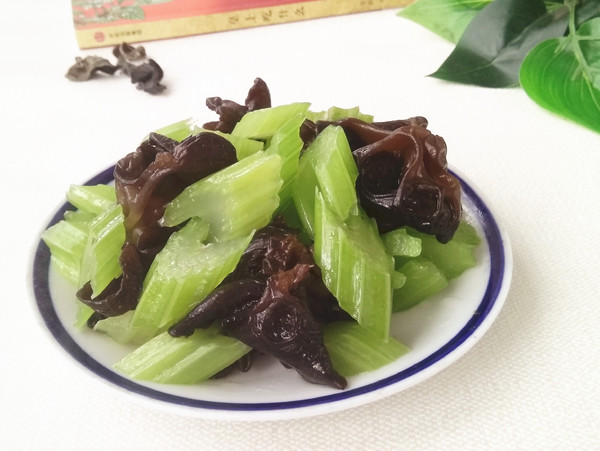 西芹拌木耳的做法-家常味拌菜譜-易網健康養生網 西芹拌木耳的做法-家常味拌菜譜