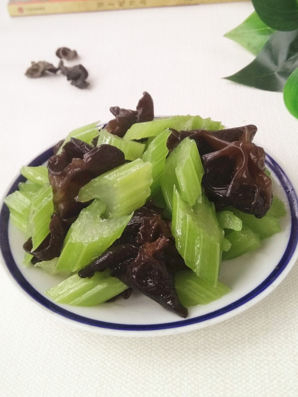 西芹拌木耳的做法-家常味拌菜譜-易網健康養生網 西芹拌木耳的做法-家常味拌菜譜