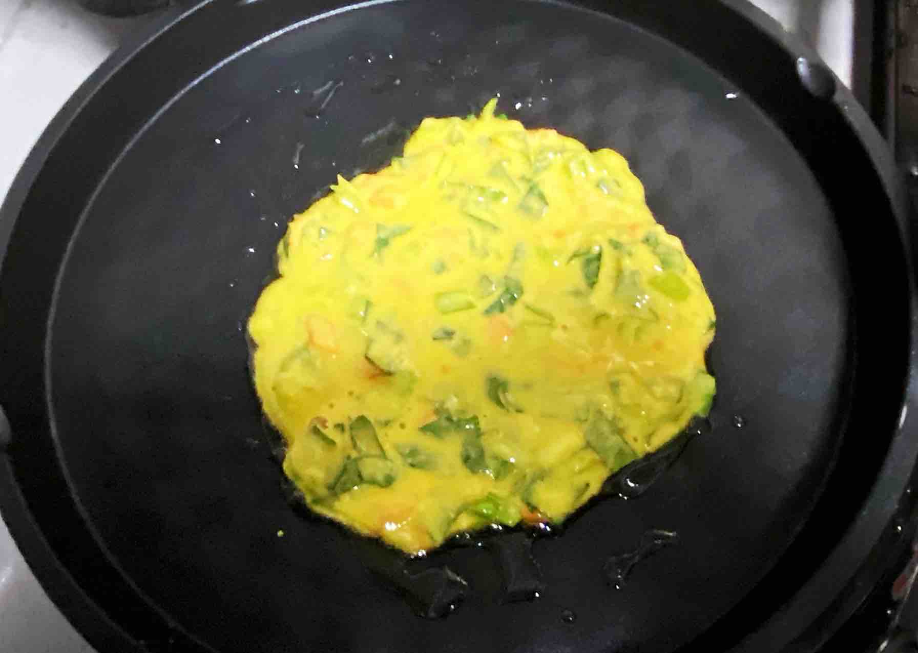蔬菜雞蛋餅， 好看又營養(yǎng)，色澤漂亮，連小朋友都愛吃～的做法-家常味煎菜譜