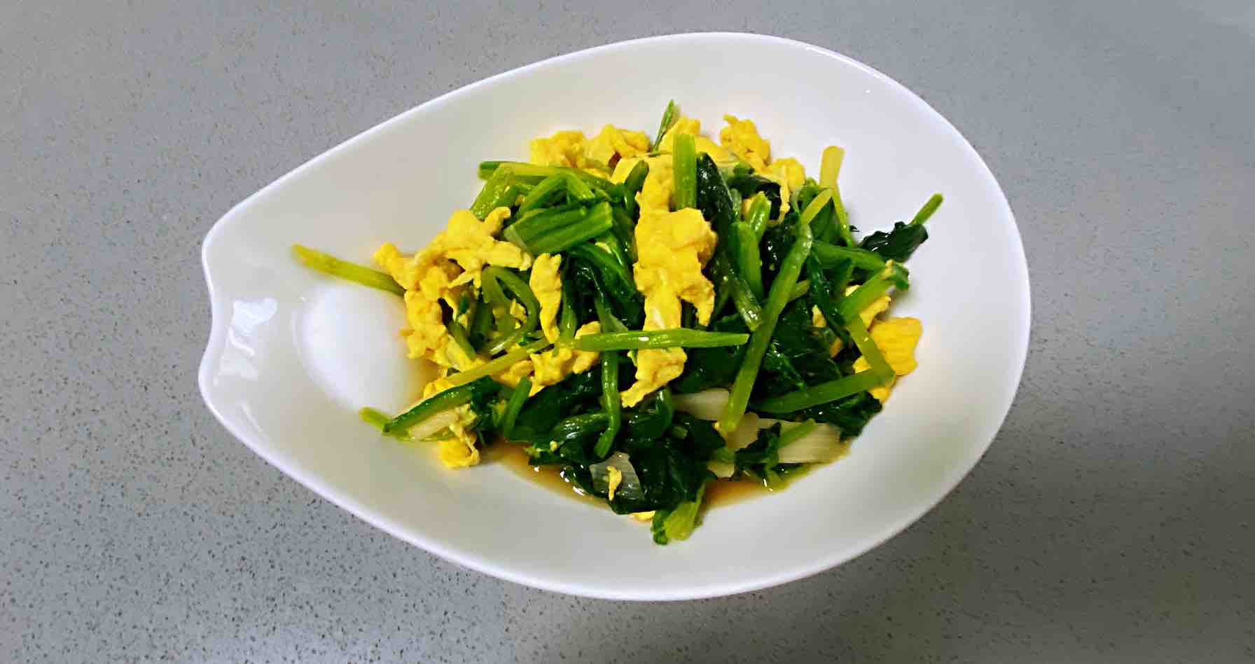 菠菜炒雞蛋，多做這一步，雞蛋營(yíng)養(yǎng)滑嫩，菠菜翠綠不澀口的做法-咸鮮味炒菜譜