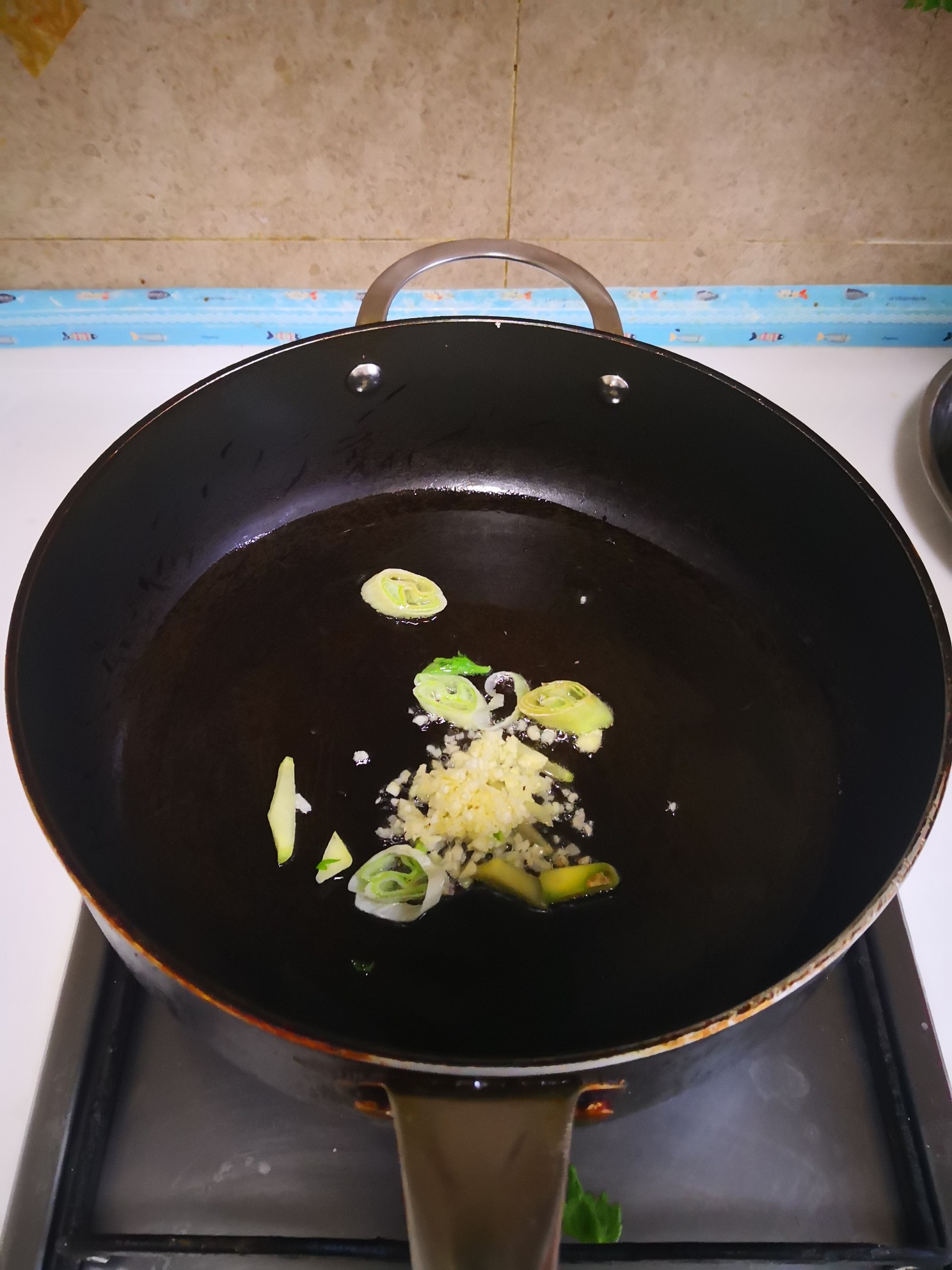 木耳炒芹菜的做法-家常味炒菜譜