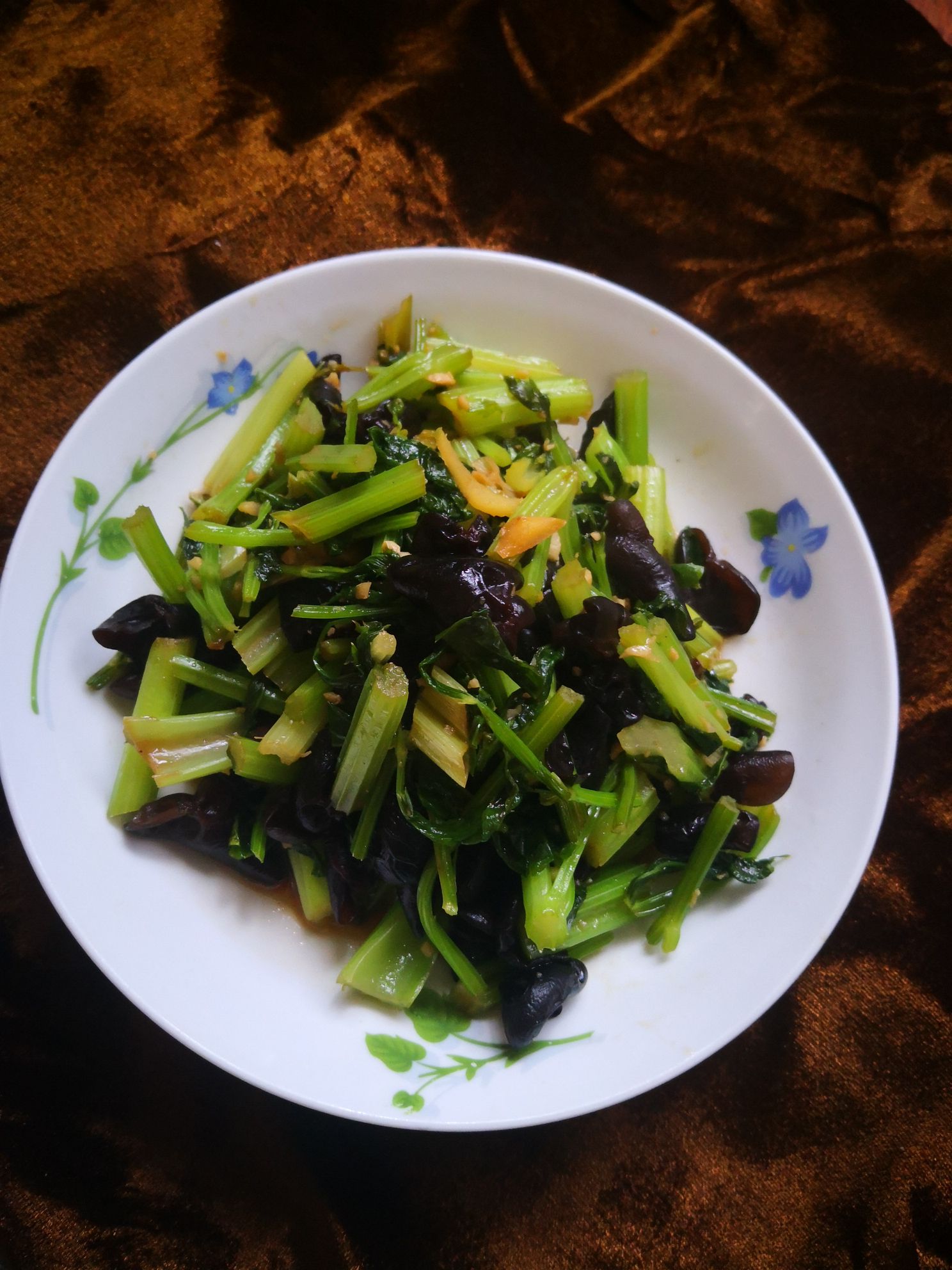木耳炒芹菜的做法-家常味炒菜譜-易網健康養生網 木耳炒芹菜的做法-家常味炒菜譜