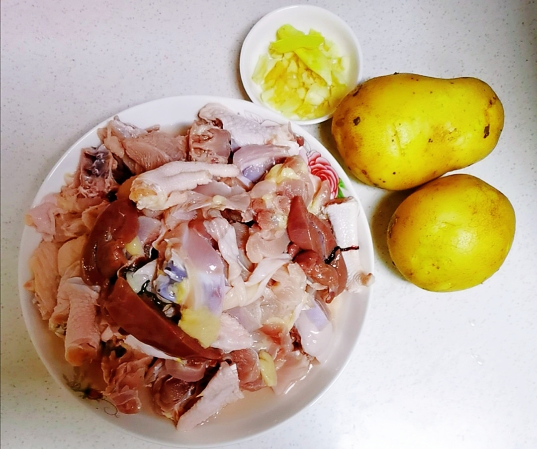 雞肉燜土豆的做法-醬香味燜菜譜