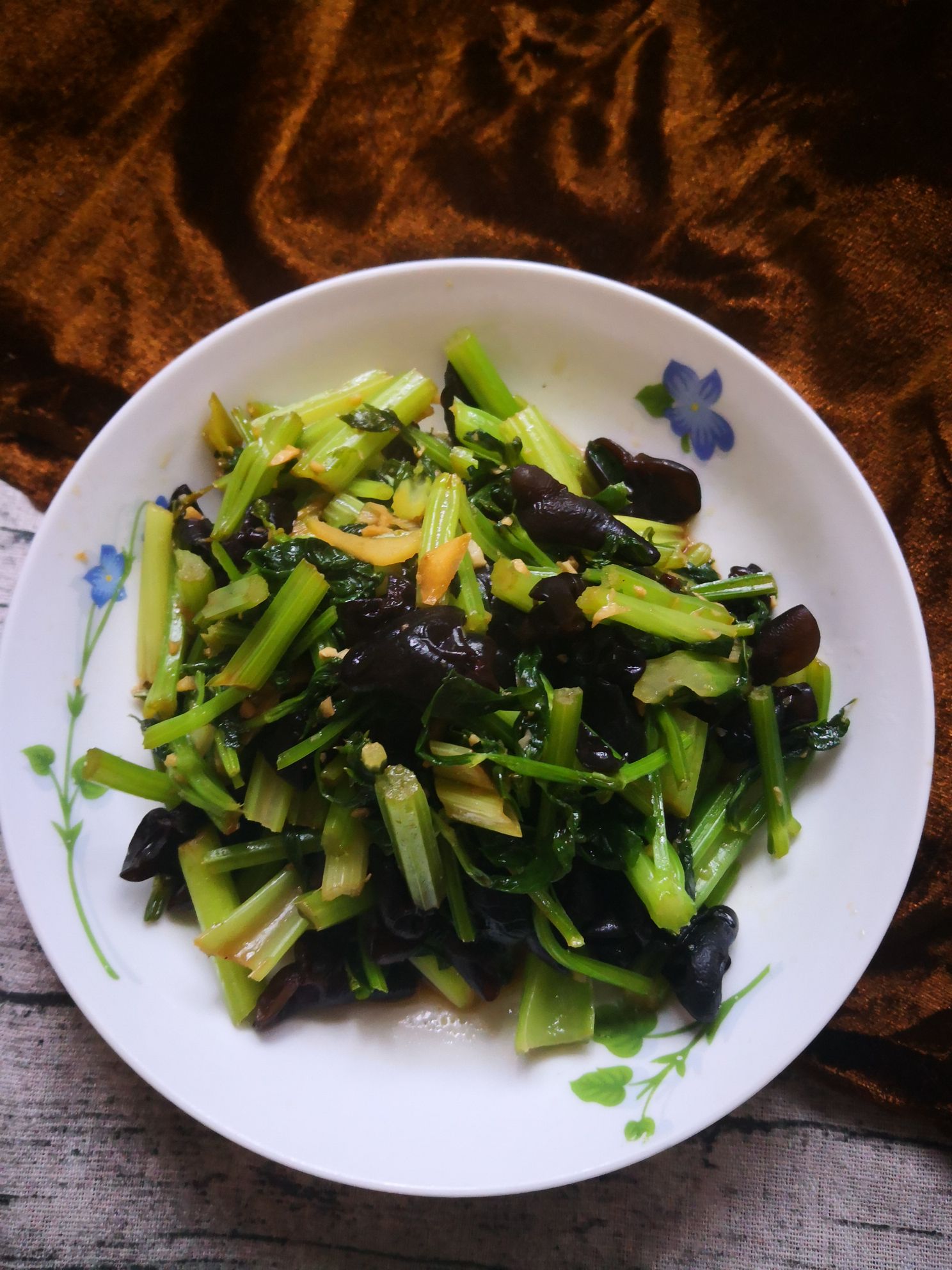 木耳炒芹菜的做法-家常味炒菜譜-易網健康養生網 木耳炒芹菜的做法-家常味炒菜譜