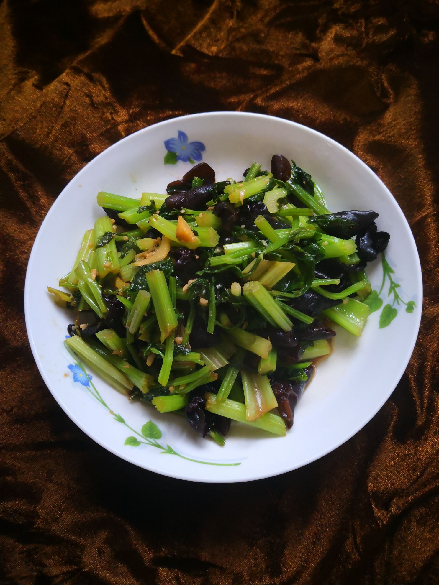 木耳炒芹菜的做法-家常味炒菜譜-易網健康養生網 木耳炒芹菜的做法-家常味炒菜譜