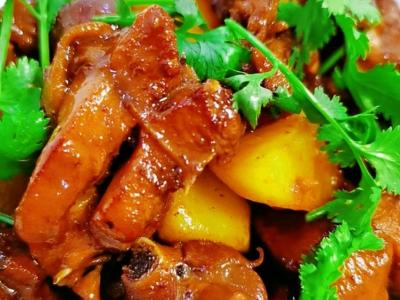雞肉燜土豆的做法-醬香味燜菜譜