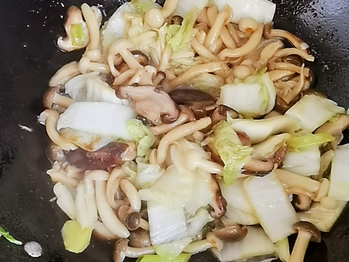 吃百菜不如吃白菜，白菜炒蘑菇，鮮美脆嫩又下飯的做法-咸鮮味炒菜譜