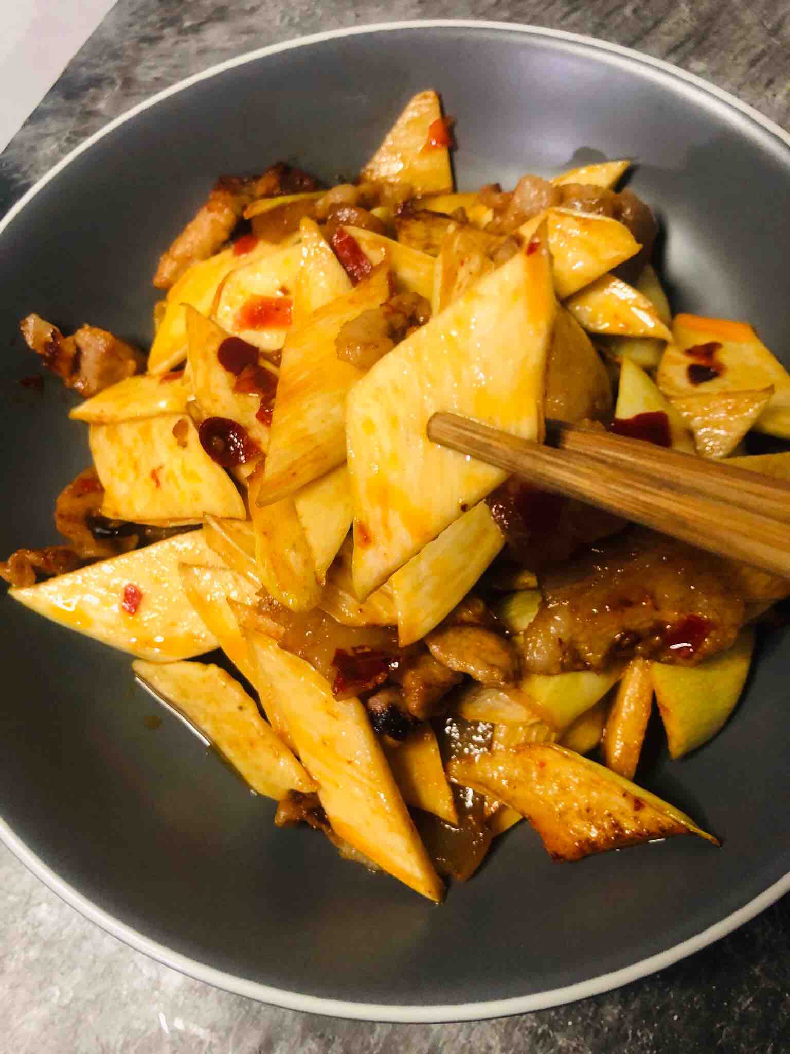 茭白炒肉的做法-家常味炒菜譜-易網健康養生網 茭白炒肉的做法-家常味炒菜譜