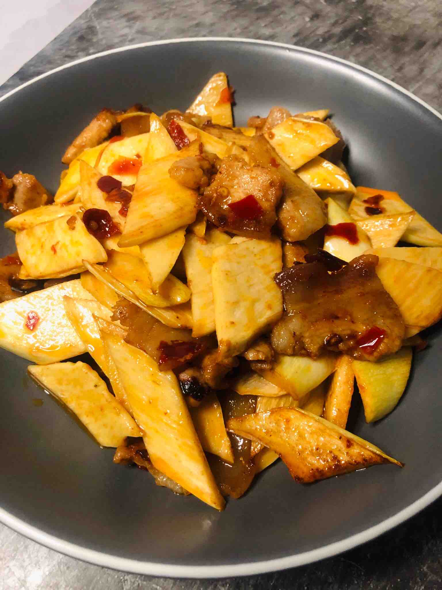 茭白炒肉的做法-家常味炒菜譜-易網健康養生網 茭白炒肉的做法-家常味炒菜譜