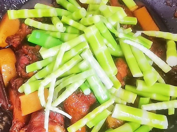 雞腿的花式做法-雞腿燜野筍，配菜豐富，營養美味，孩子超愛吃的做法-家常味燜菜譜