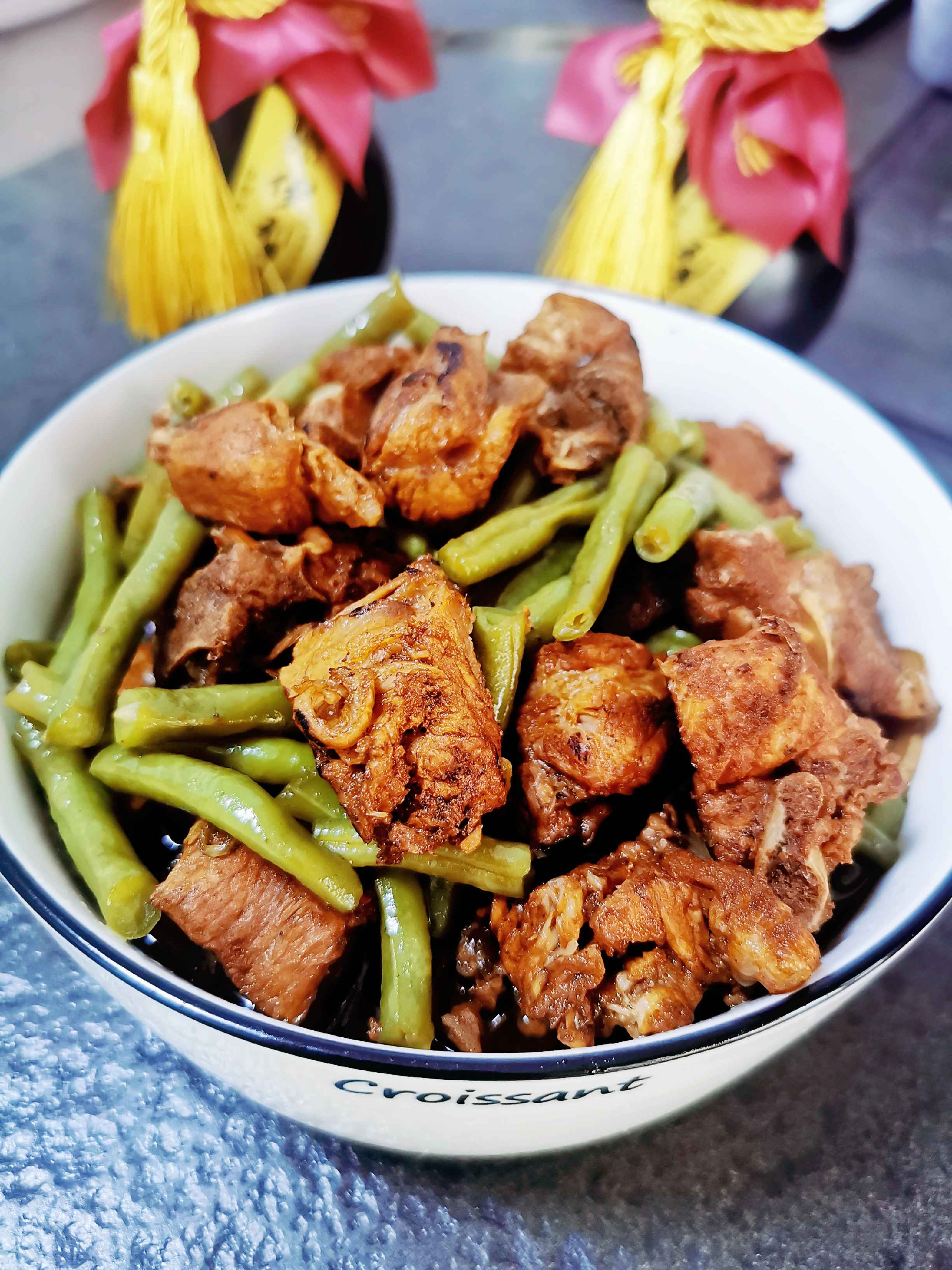 排骨燉豆角的家常做法，用料簡單口感上乘，一鍋米飯不夠吃了的做法-家常味燉菜譜