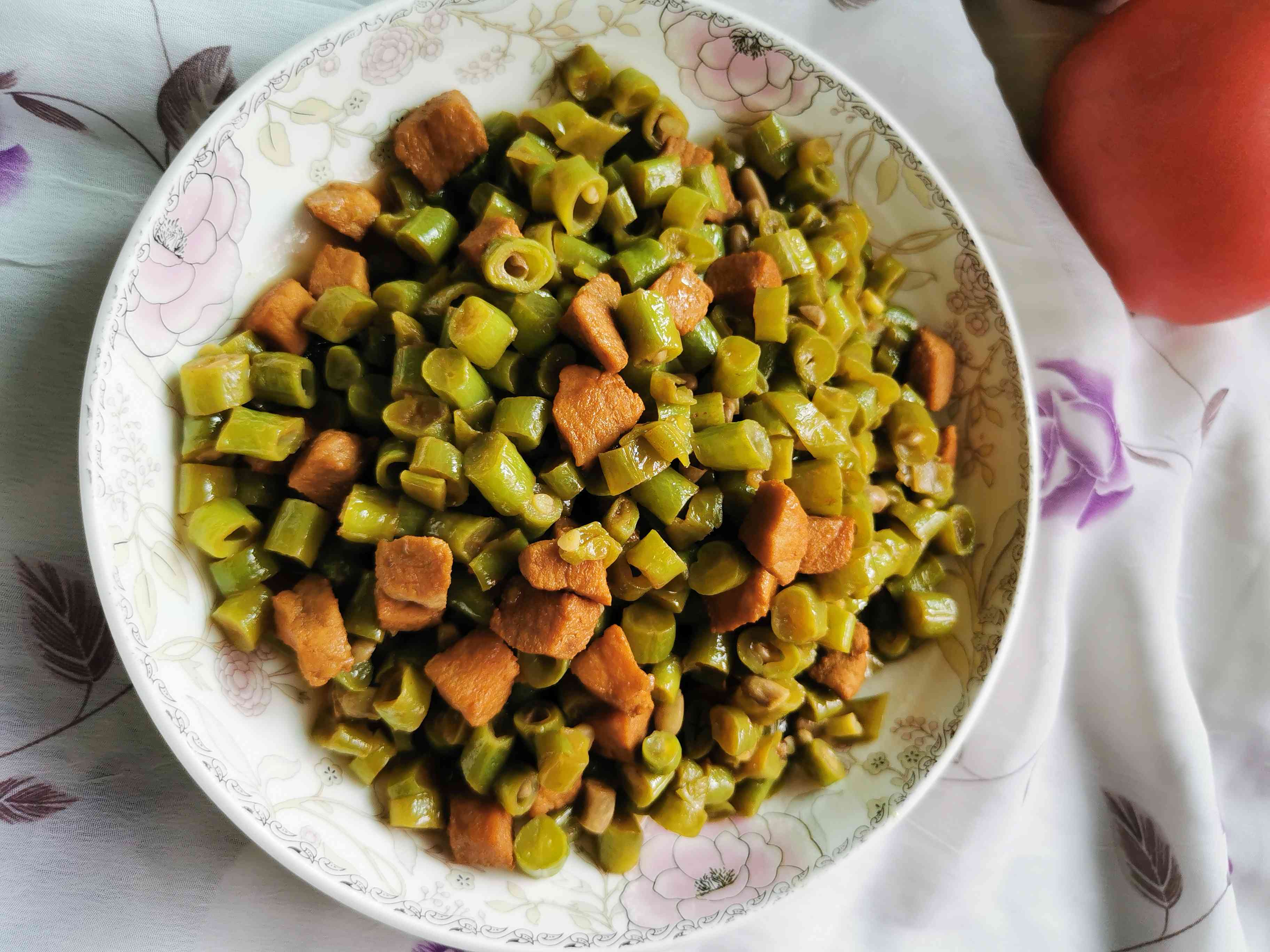 肉丁豆角的做法-家常味炒菜譜-易網健康養(yǎng)生網 肉丁豆角的做法-家常味炒菜譜