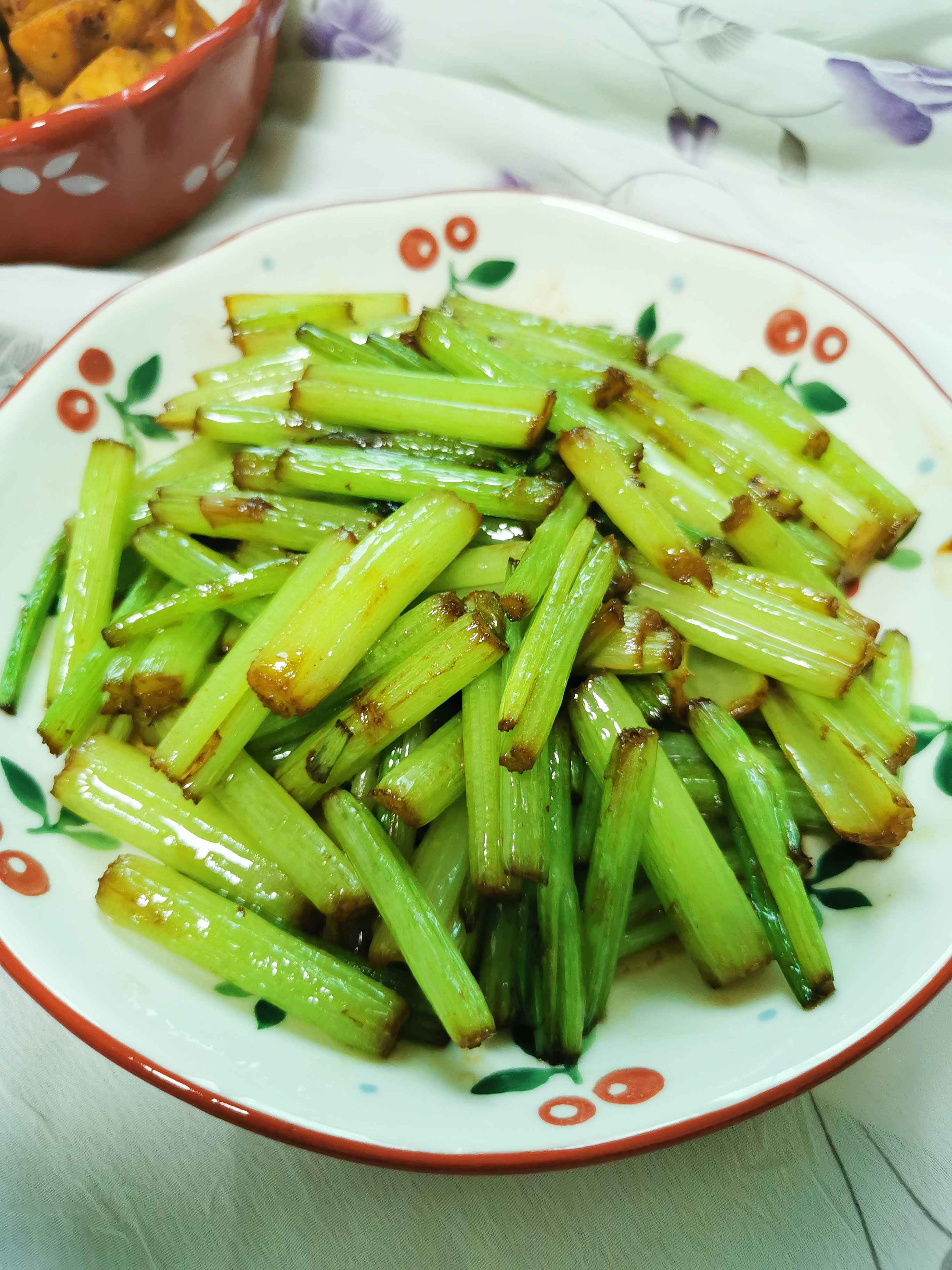 清炒芹菜的做法-家常味炒菜譜-易網健康養生網 清炒芹菜的做法-家常味炒菜譜