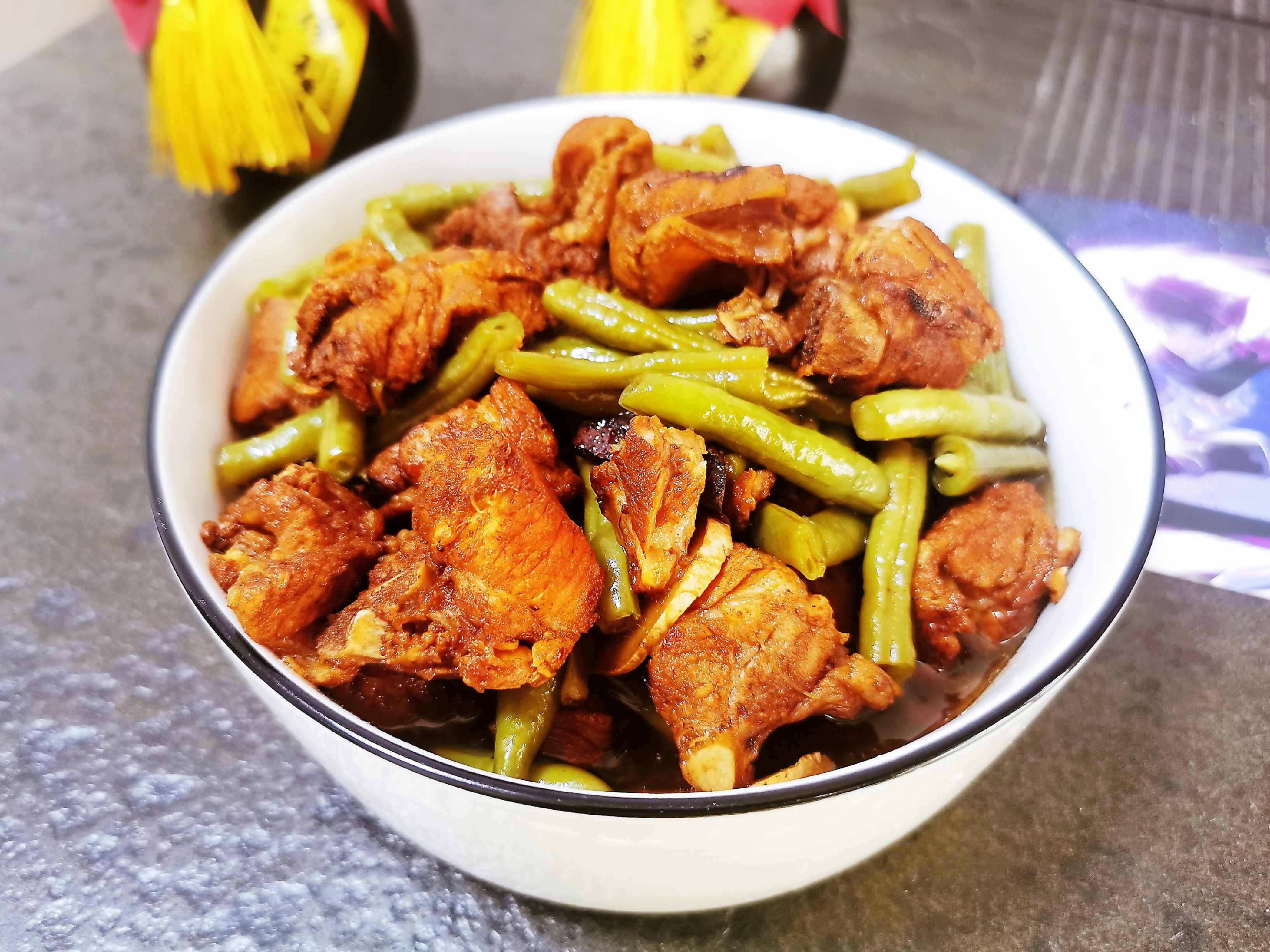 排骨燉豆角的家常做法，用料簡單口感上乘，一鍋米飯不夠吃了的做法-家常味燉菜譜