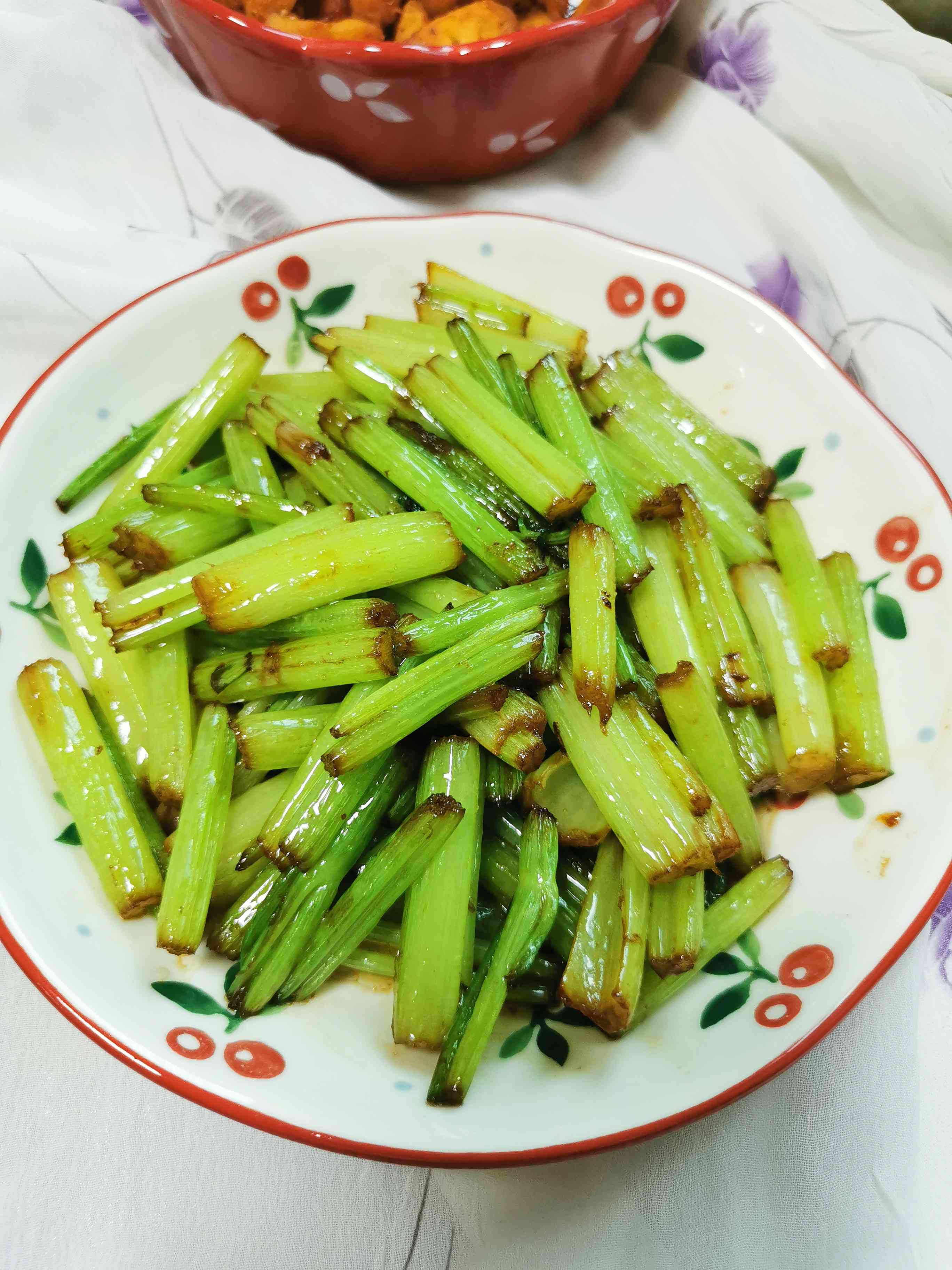 清炒芹菜的做法-家常味炒菜譜-易網健康養生網 清炒芹菜的做法-家常味炒菜譜