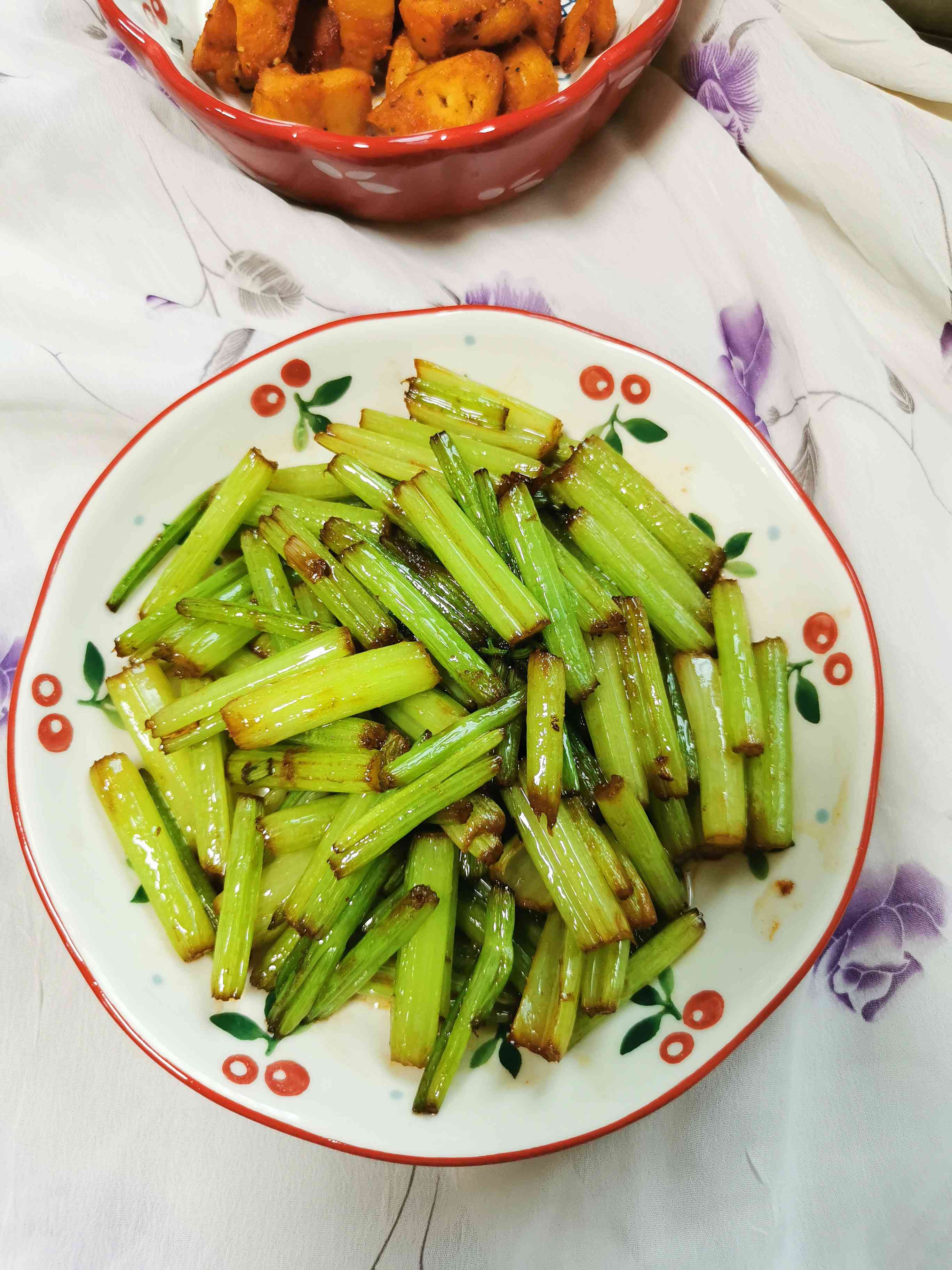 清炒芹菜的做法-家常味炒菜譜-易網健康養生網 清炒芹菜的做法-家常味炒菜譜