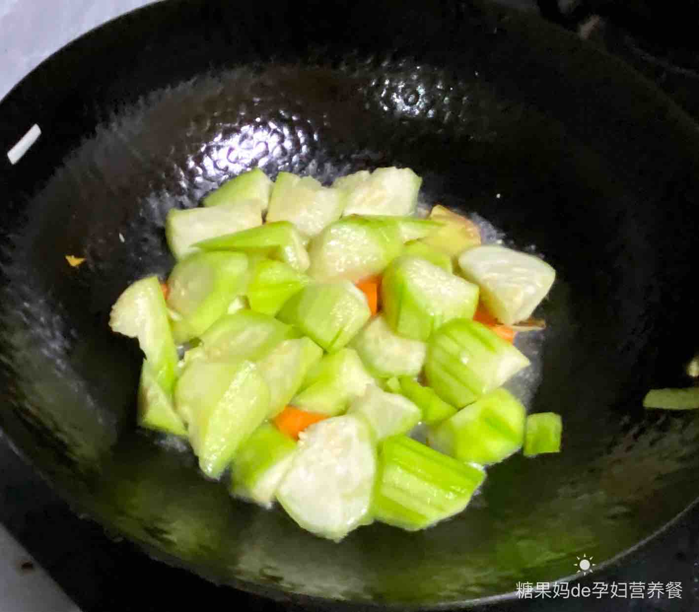 【孕婦食譜】絲瓜燴魚餅，甜鮮美味，色澤鮮艷、低脂又營養～的做法-咸鮮味燴菜譜