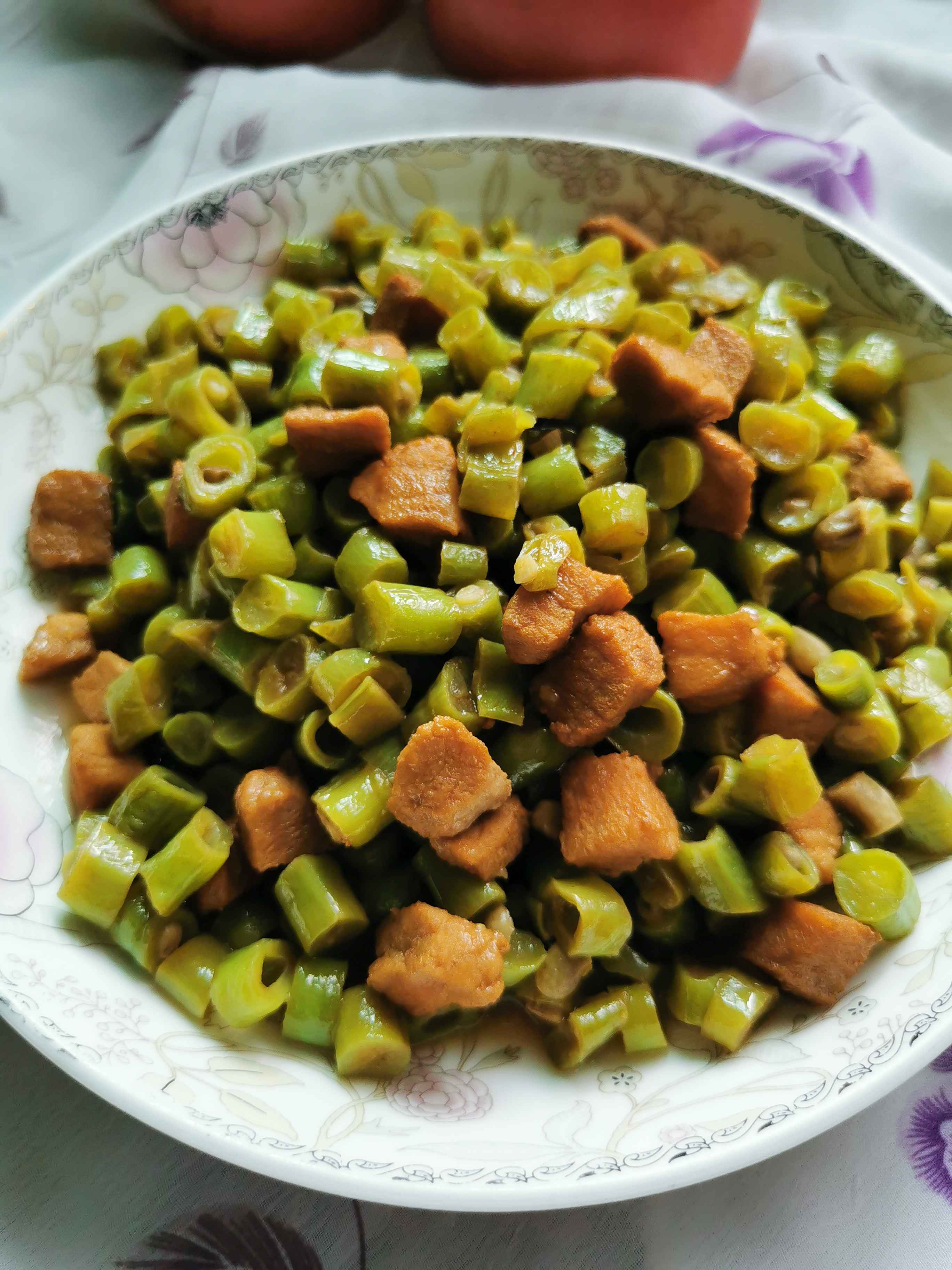 肉丁豆角的做法-家常味炒菜譜-易網健康養(yǎng)生網 肉丁豆角的做法-家常味炒菜譜