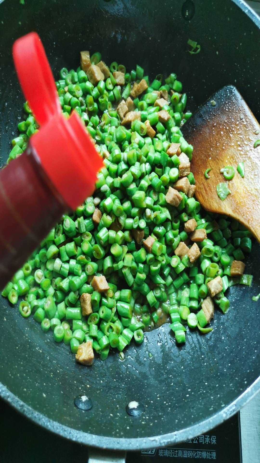 肉丁豆角的做法-家常味炒菜譜