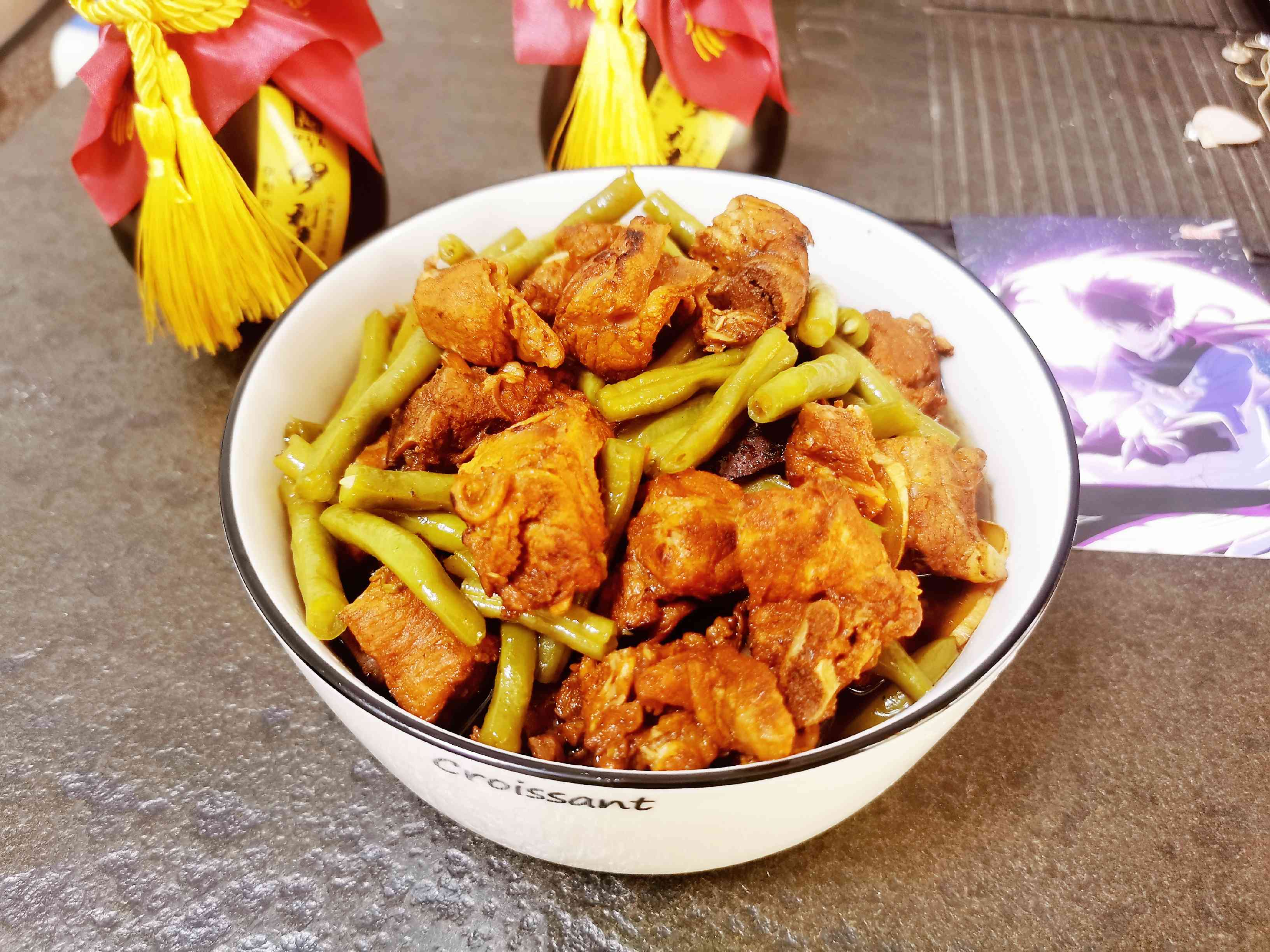 排骨燉豆角的家常做法，用料簡單口感上乘，一鍋米飯不夠吃了的做法-家常味燉菜譜